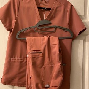FIGS Blush Catarina One pocket scrub top (med), Yola cargo pant small